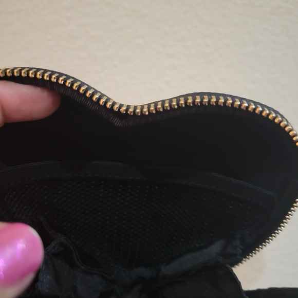 Lululemon Heart Wristlet In Black And Gold- NWT - Picture 9 of 14